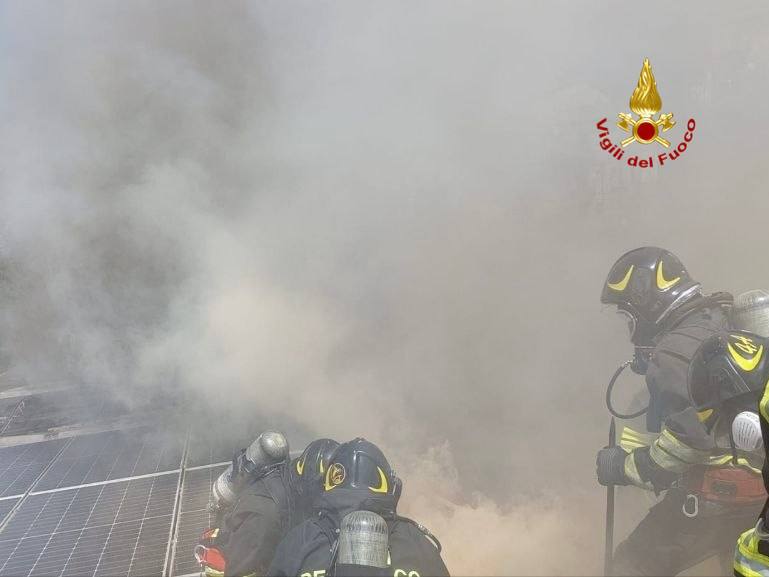 Paura a San Fele, le fiamme divorano il tetto di un palazzo: tre squadre dei Vigili del Fuoco in azione – FOTO