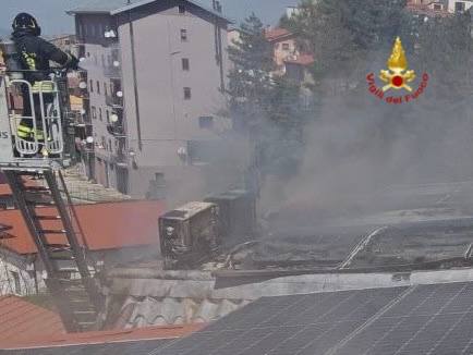Paura a San Fele, le fiamme divorano il tetto di un palazzo: tre squadre dei Vigili del Fuoco in azione – FOTO