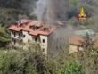 Paura a San Fele, le fiamme divorano il tetto di un palazzo: tre squadre dei Vigili del Fuoco in azione – FOTO