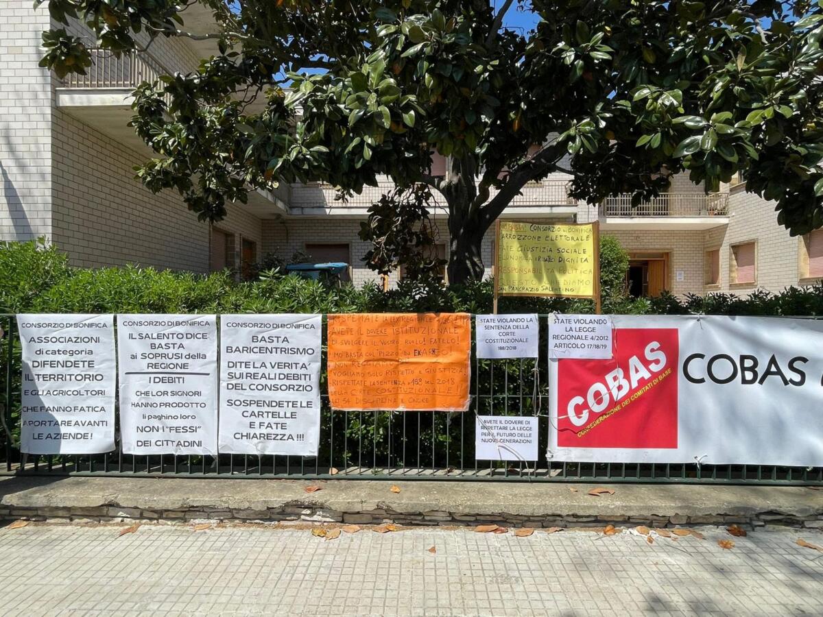 Galleria foto 'Nardò, la rivolta dei trattori all’ex Consorzio di Bonifica dell’Arneo: agricoltori tentano l’occupazione – FOTO' - foto 2
