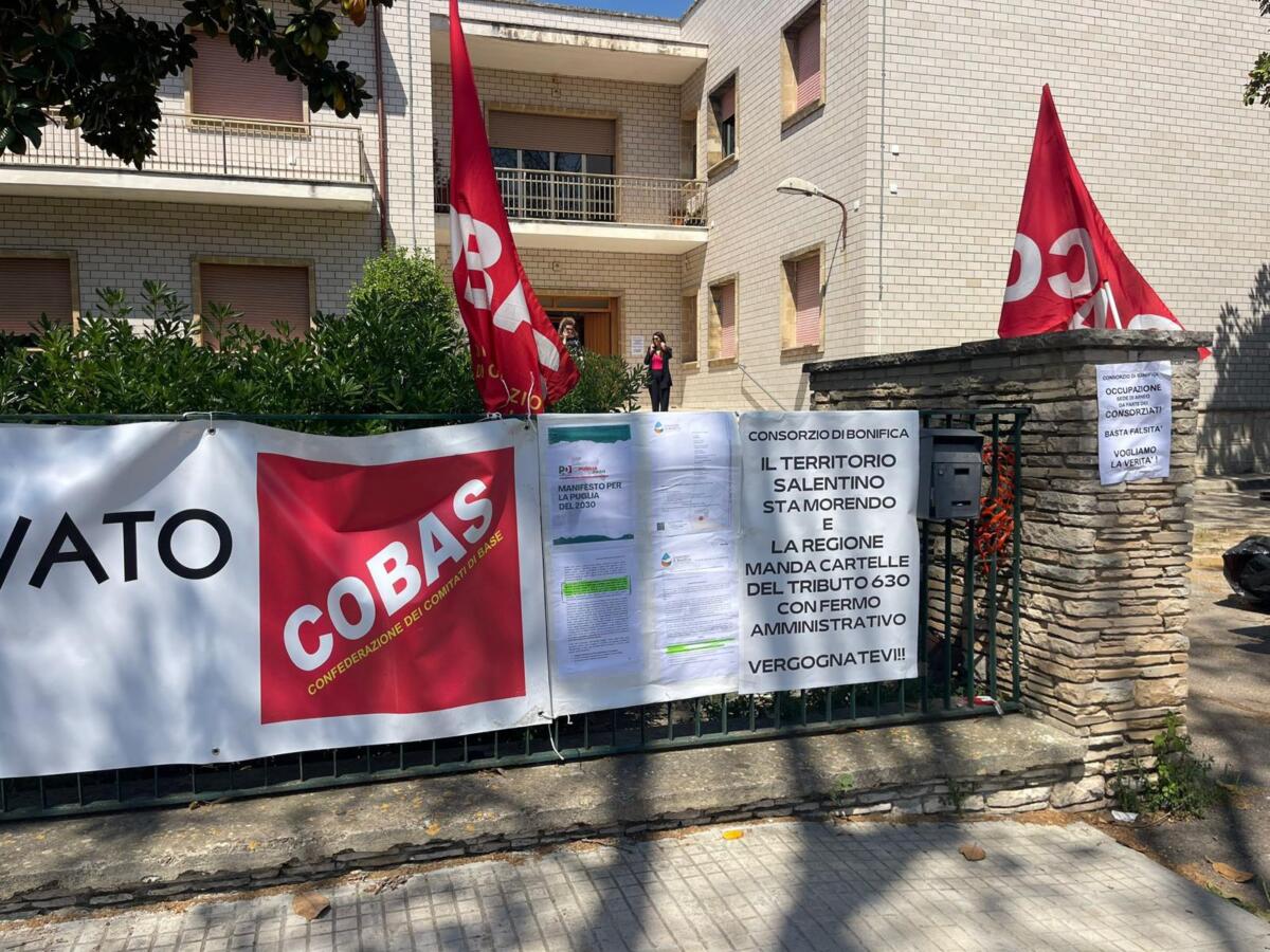 Galleria foto 'Nardò, la rivolta dei trattori all’ex Consorzio di Bonifica dell’Arneo: agricoltori tentano l’occupazione – FOTO' - foto 1