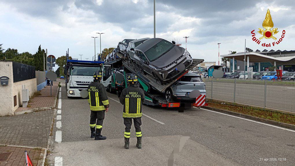 Galleria foto 'Brindisi, cede il piano di una bisarca nei pressi dell’aeroporto: l’intervento dei Vigili del Fuoco' - foto 1