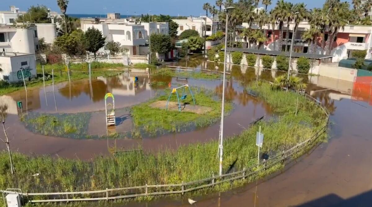 Gallipoli, Baia Verde ancora allagata. La denuncia dei cittadini Gallipoli, Baia Verde ancora allagata. La denuncia dei cittadini