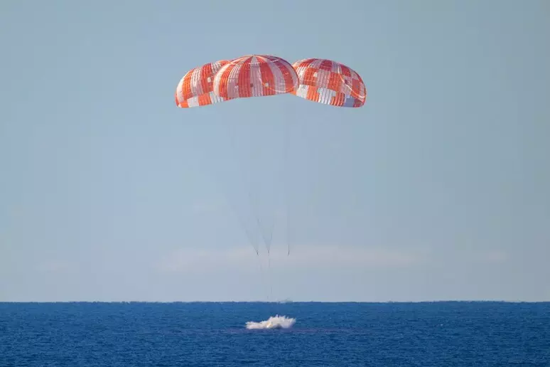 Artemis II, missione compiuta: la navetta Orion è ammarata. Un fuori programma nel recupero degli astronauti Artemis II, missione compiuta: la navetta Orion è ammarata. Un fuori programma nel recupero degli astronauti