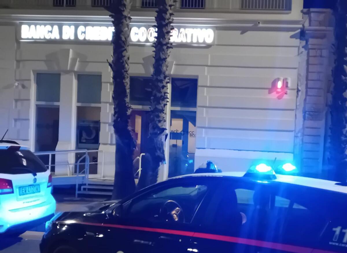 La “banda della marmotta” colpisce a Porto Cesareo: assalto al bancomat, bottino da 20mila euro La “banda della marmotta” colpisce a Porto Cesareo: assalto al bancomat, bottino da 20mila euro