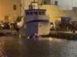 Trani, dimentica di inserire il freno a mano e l’auto scivola in mare: paura nel porto commerciale
