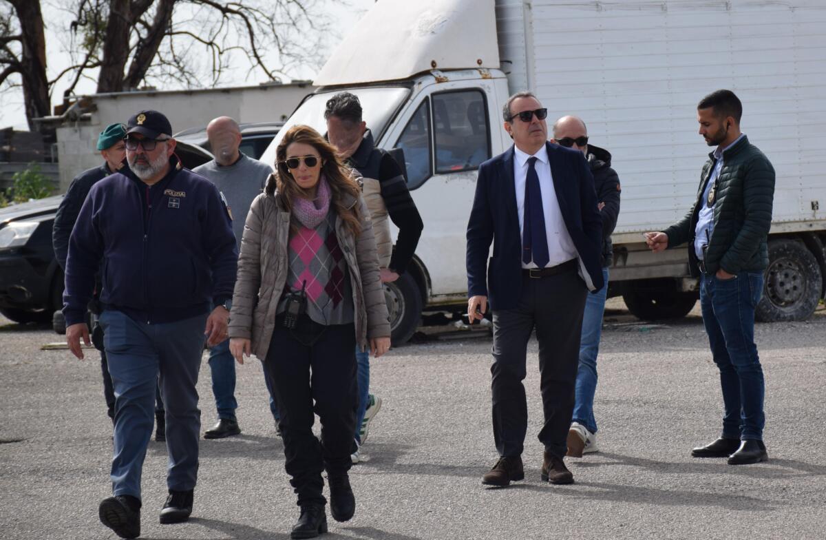 Lecce, blitz delle forze dell’ordine nel campo rom “Panareo”: sequestrate armi e droga Lecce, blitz delle forze dell’ordine nel campo rom “Panareo”: sequestrate armi e droga