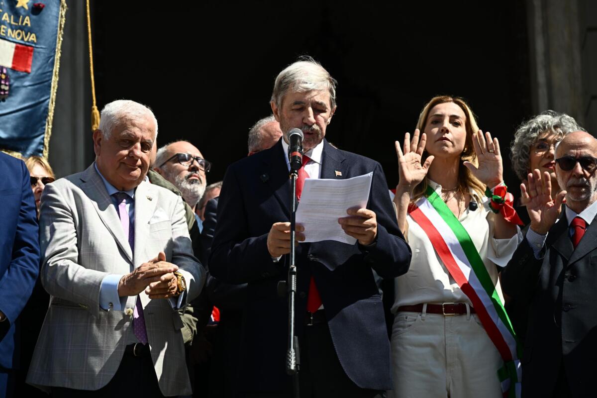 Galleria foto '25 aprile, a Genova fischiato il presidente della Liguria: Salis prova a intervenire ma Bucci rifiuta e prosegue – VIDEO' - foto 1