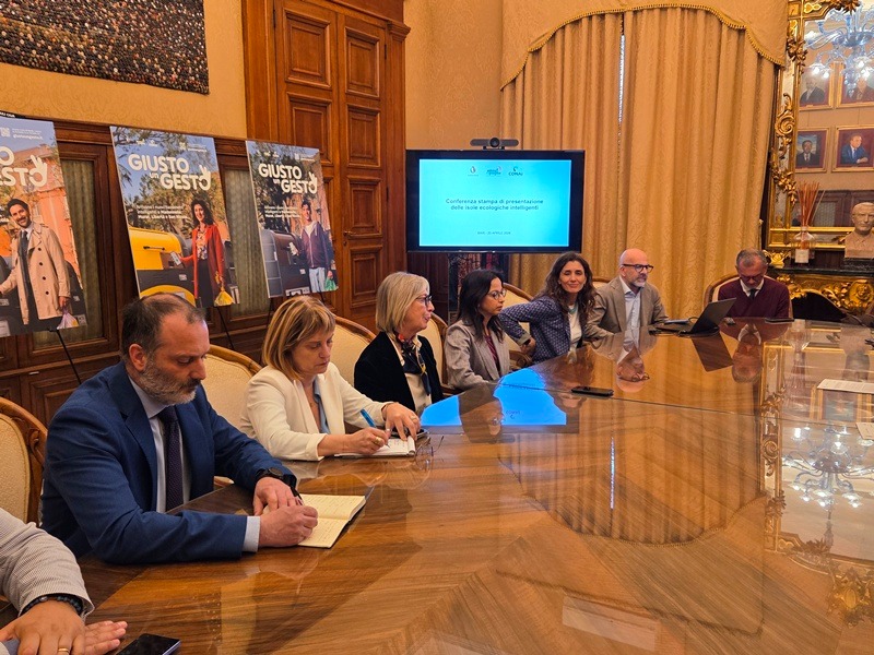 Galleria foto 'Rivoluzione rifiuti a Bari: al via i primi 51 “cassonetti intelligenti” a Madonnella e Umbertino. Ecco come funzioneranno' - foto 1