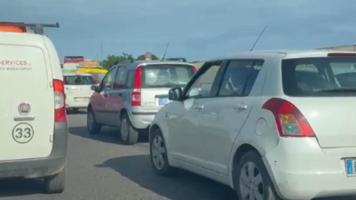 Galleria foto 'Bari, incidente sulla ss16 all’uscita 8 in direzione Foggia: scontro tra un’auto e un tir, possibili feriti – VIDEO' - foto 2
