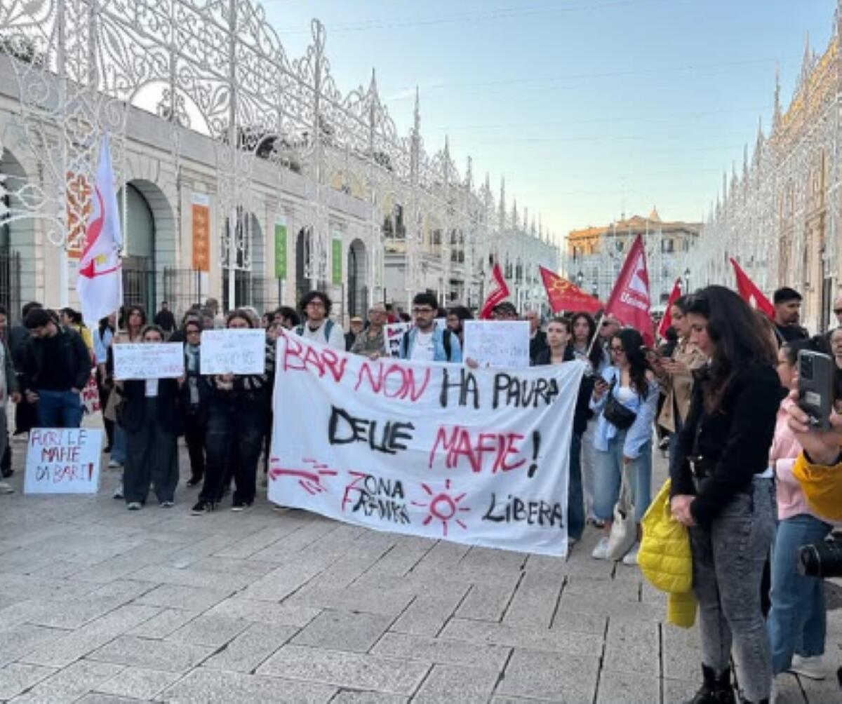 Galleria foto '«Bari non ha paura delle mafie»: studenti in piazza dopo gli agguati. Il sindaco Leccese: «Riprendiamoci la città»' - foto 1