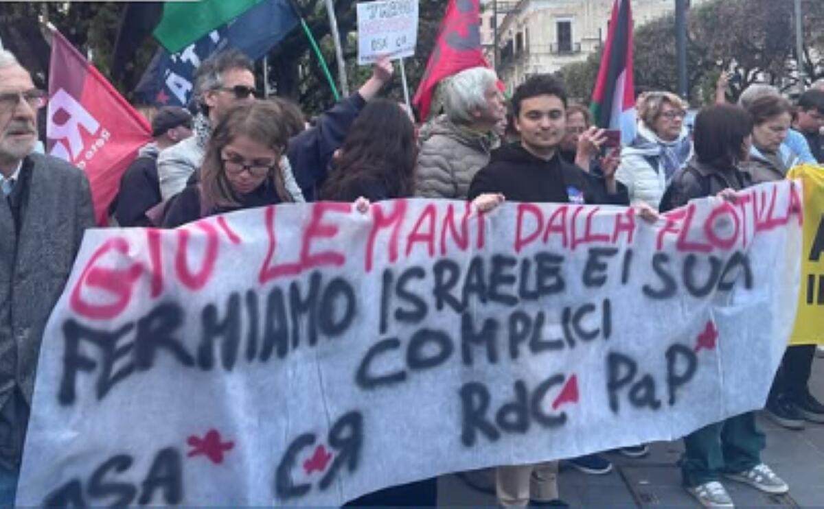 Galleria foto 'Global Sumud Flotilla Puglia, Bari scende in piazza: «Liberate gli ostaggi e chiudete il consolato di Israele»' - foto 1