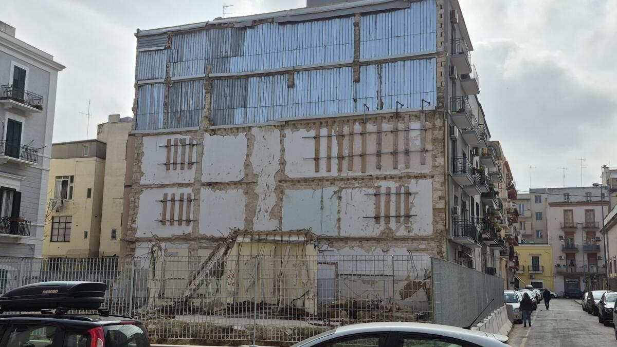 Palazzina crollata a Bari, nuove verifiche statiche in via Pinto: zona interdetta al traffico Palazzina crollata a Bari, nuove verifiche statiche in via Pinto: zona interdetta al traffico