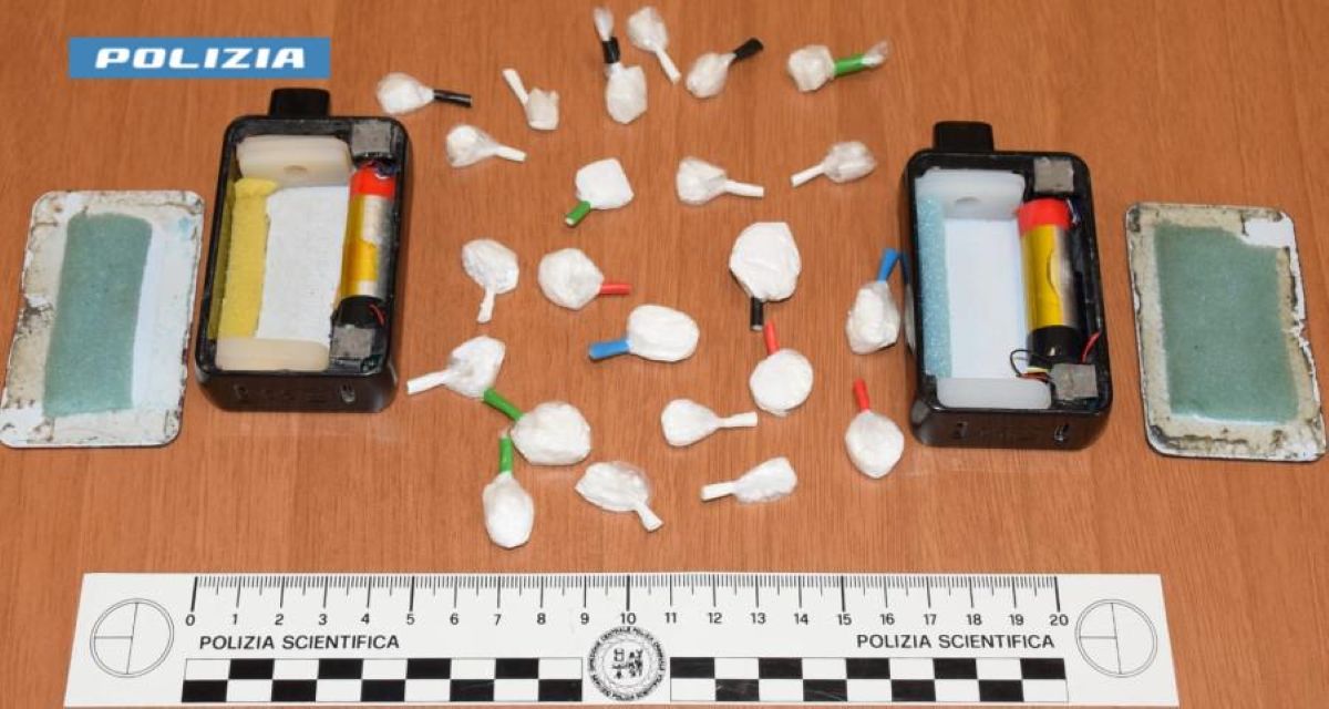 Lecce, fermato dalla polizia mentre prova a spedire un pacco: all’interno c’era mezzo chilo di marijuana