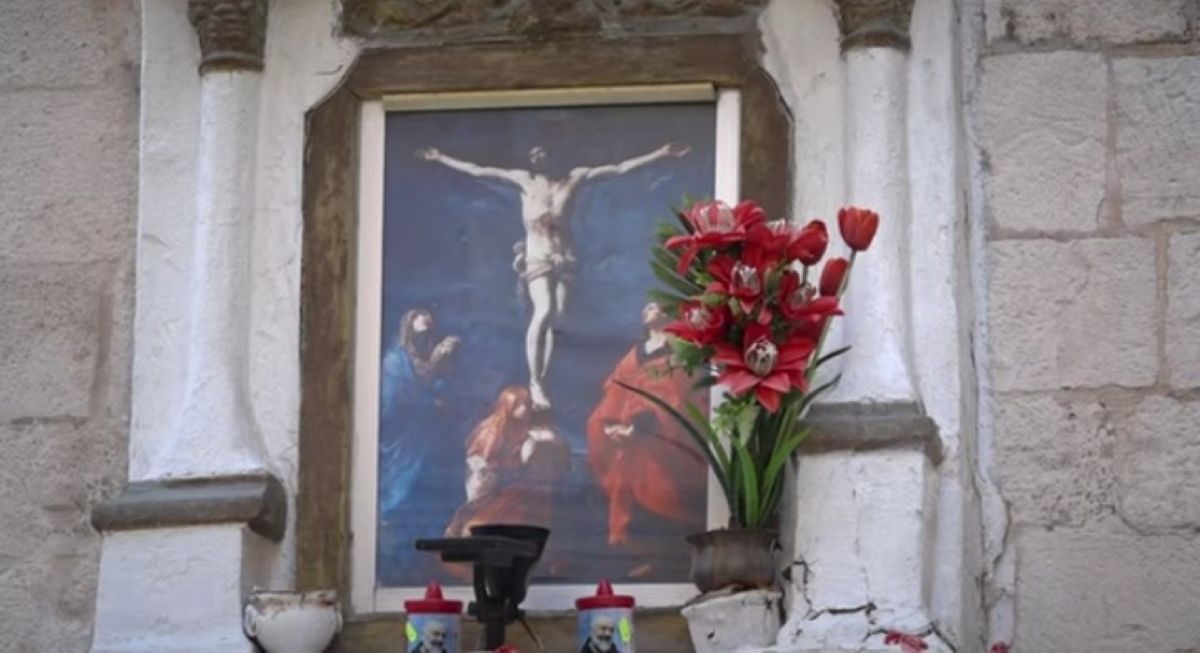 Edicole votive a rischio crollo a Bari Vecchia, l’appello: «Un patrimonio che cade a pezzi» Edicole votive a rischio crollo a Bari Vecchia, l’appello: «Un patrimonio che cade a pezzi»
