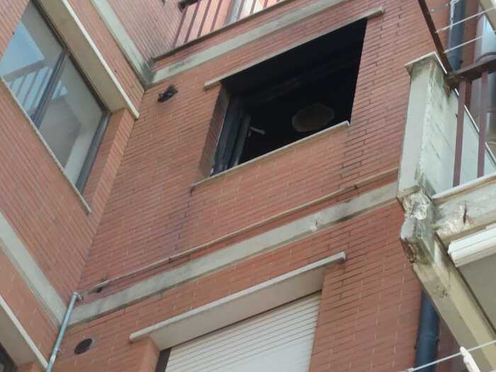 Galleria foto 'Paura ad Apricena, esplosione in un appartamento per una sospetta fuga di gas: due anziani in ospedale' - foto 1