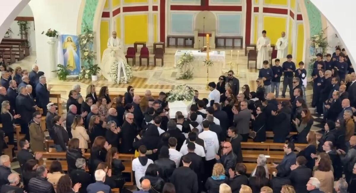 Il giorno del dolore a Porto Cesareo, l’ultimo saluto ad Antonio Basile: il 21enne morto in un incidente Il giorno del dolore a Porto Cesareo, l’ultimo saluto ad Antonio Basile: il 21enne morto in un incidente