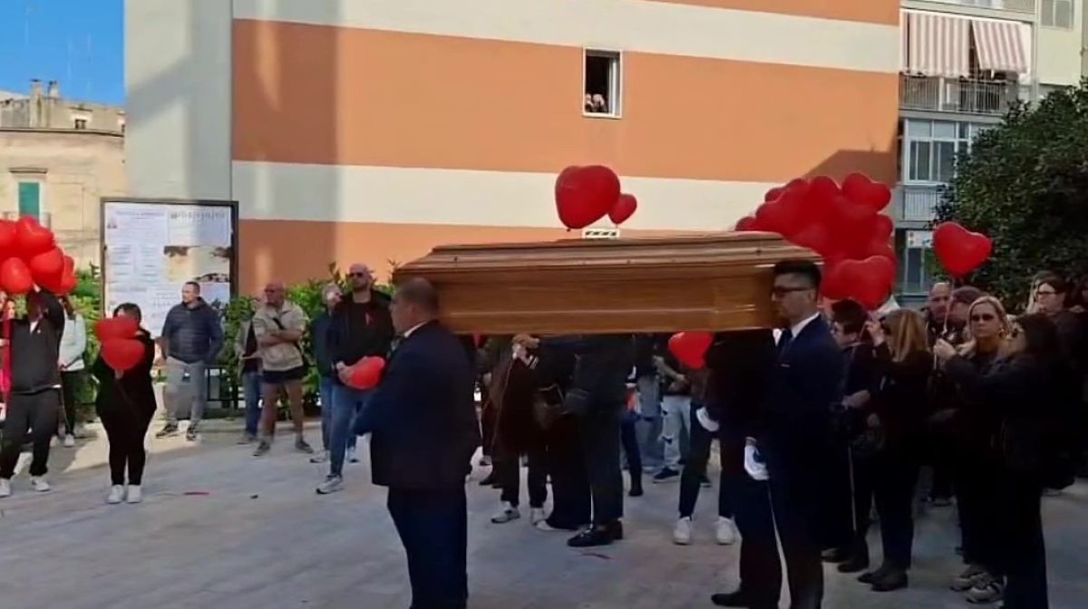 Galleria foto 'L’ultimo saluto di Bisceglie a Patrizia Lamanuzzi, il dolore dei figli: «Grazie mamma per averci insegnato la vita»' - foto 1