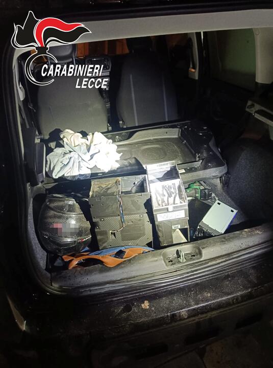 Novoli, furto sventato in un centro scommesse: due giovani arrestati dopo un inseguimento – VIDEO