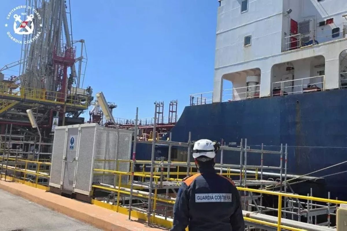 Galleria foto 'Taranto dice basta ai cattivi odori, nuove regole per le petroliere in porto' - foto 1