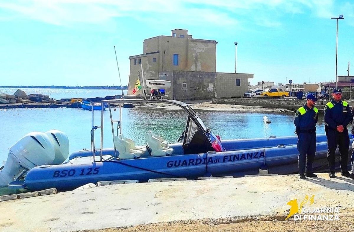 Galleria foto 'Casalabate, controlli della Guardia di finanza in due ristoranti: scoperti 17 lavoratori in nero e tre irregolari' - foto 1