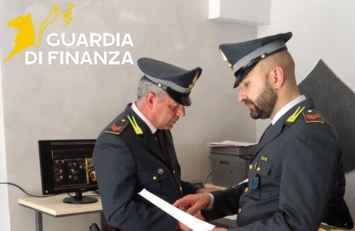 Galleria foto 'Gioco illegale a Taranto, scoperta evasione da 8 milioni: 5 denunce, sequestrate 33 slot machine' - foto 1