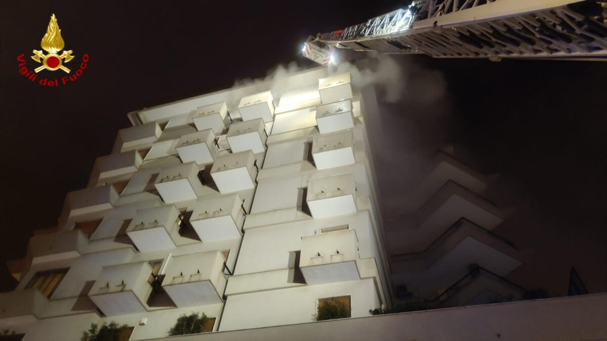 Notte di fuoco a Bari, incendio in un appartamento di via Capruzzi: evacuate sette persone – FOTO Notte di fuoco a Bari, incendio in un appartamento di via Capruzzi: evacuate sette persone – FOTO
