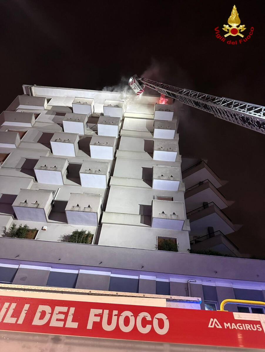 Notte di fuoco a Bari, incendio in un appartamento di via Capruzzi: evacuate sette persone – FOTO Notte di fuoco a Bari, incendio in un appartamento di via Capruzzi: evacuate sette persone – FOTO