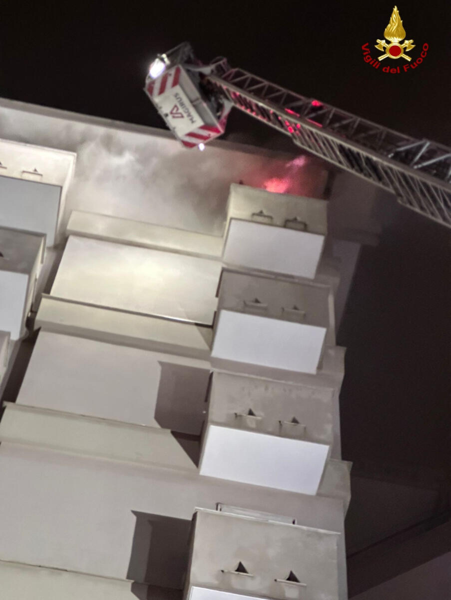 Notte di fuoco a Bari, incendio in un appartamento di via Capruzzi: evacuate sette persone – FOTO Notte di fuoco a Bari, incendio in un appartamento di via Capruzzi: evacuate sette persone – FOTO