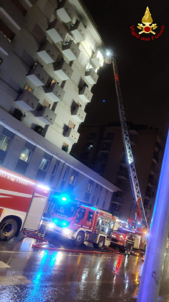 Notte di fuoco a Bari, incendio in un appartamento di via Capruzzi: evacuate sette persone – FOTO Notte di fuoco a Bari, incendio in un appartamento di via Capruzzi: evacuate sette persone – FOTO
