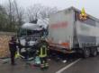 Scontro frontale tra due tir sulla statale 658 nel Potentino, un morto e un ferito: strada chiusa al traffico