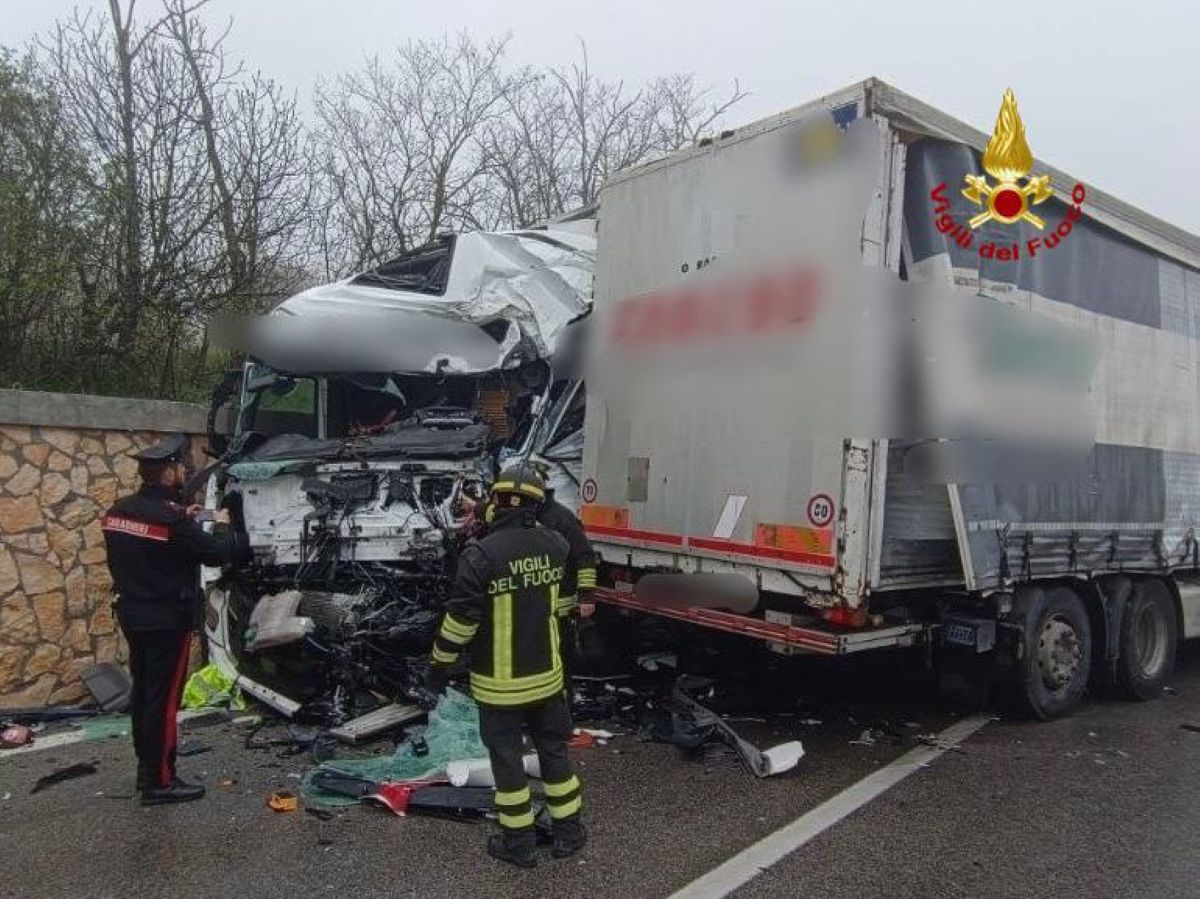 Galleria foto 'Scontro frontale tra due tir sulla statale 658 nel Potentino, un morto e un ferito: strada chiusa al traffico' - foto 1