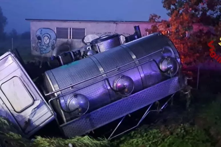 Incidente a Modena, schianto tra un autocarro e una macchina: tre morti e un ferito grave Incidente a Modena, schianto tra un autocarro e una macchina: tre morti e un ferito grave