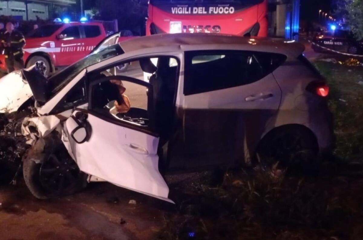 Schianto fatale sulla Sp 15 tra Trinitapoli e San Ferdinando: 2 morti e quattro feriti Schianto fatale sulla Sp 15 tra Trinitapoli e San Ferdinando: 2 morti e quattro feriti