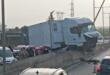 Grave incidente sulla Ss 16 a Bari, camion distrutto e diverse auto coinvolte: traffico paralizzato