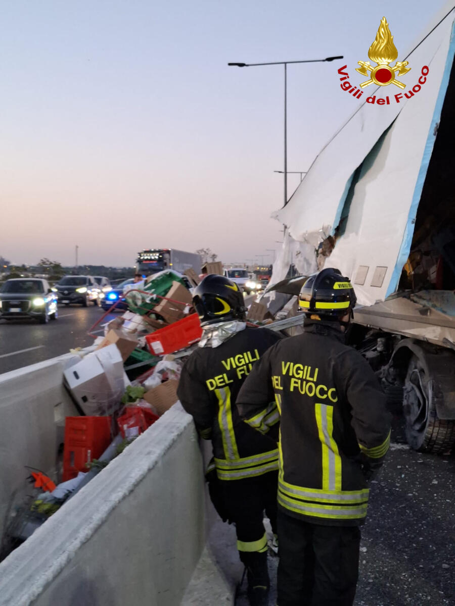 Galleria foto 'Bari, tir si ribalta sulla Ss16 e finisce la sua corsa sui new jersey: salvo il conducente – FOTO' - foto 3