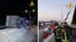 Bari, tir si ribalta sulla Ss16 e finisce la sua corsa sui new jersey: salvo il conducente – FOTO