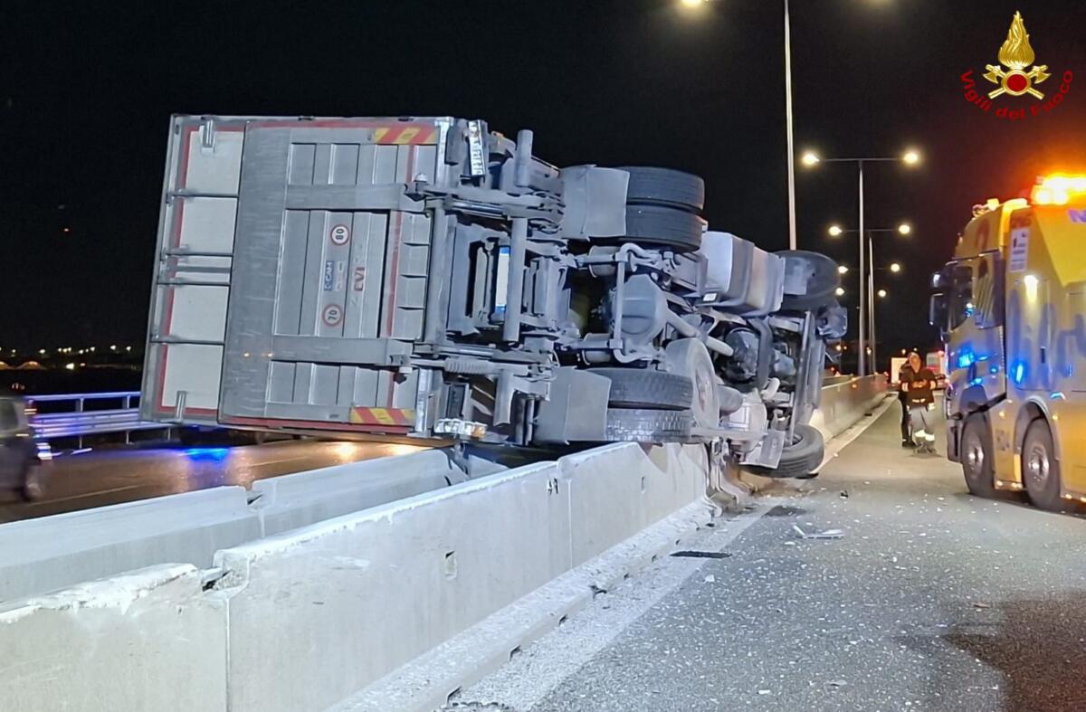 Galleria foto 'Bari, tir si ribalta sulla Ss16 e finisce la sua corsa sui new jersey: salvo il conducente – FOTO' - foto 1