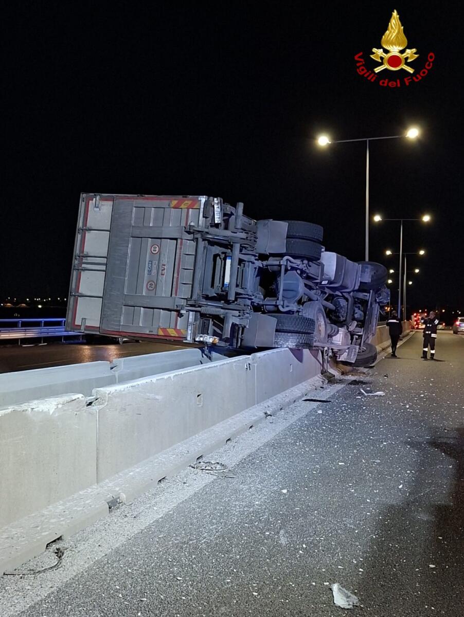 Galleria foto 'Bari, tir si ribalta sulla Ss16 e finisce la sua corsa sui new jersey: salvo il conducente – FOTO' - foto 2