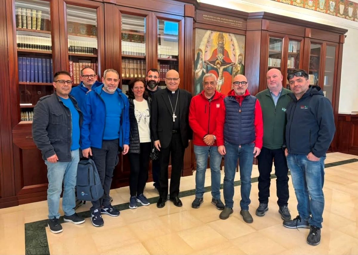 Galleria foto 'Crisi Natuzzi, ai lavoratori la solidarietà del vescovo: attesa per il vertice del 28 aprile con Urso' - foto 1