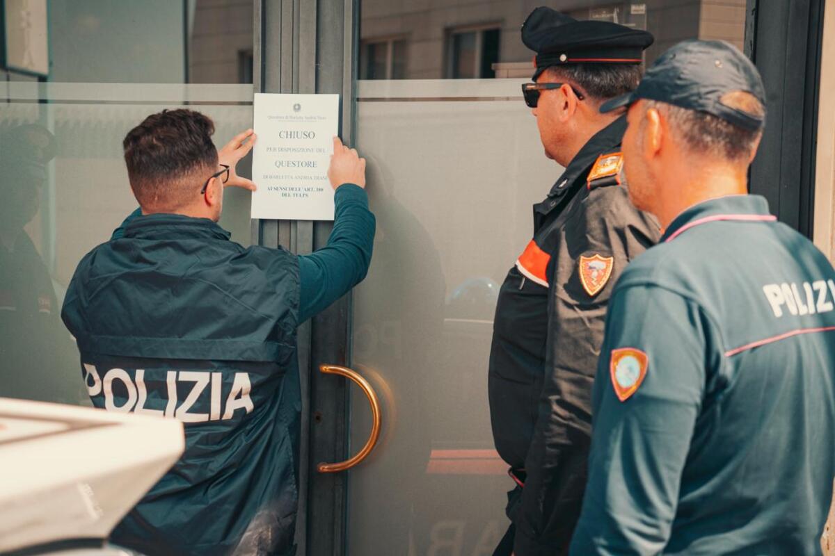 Galleria foto 'Trani, maxi rissa nel pieno della movida: licenza sospesa per sei giorni per un ristorante sul porto' - foto 1