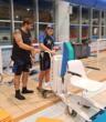 Nonostante lo spettro autistico, Lorenzo a 16 anni insegna ai piccoli nuoto e inclusione