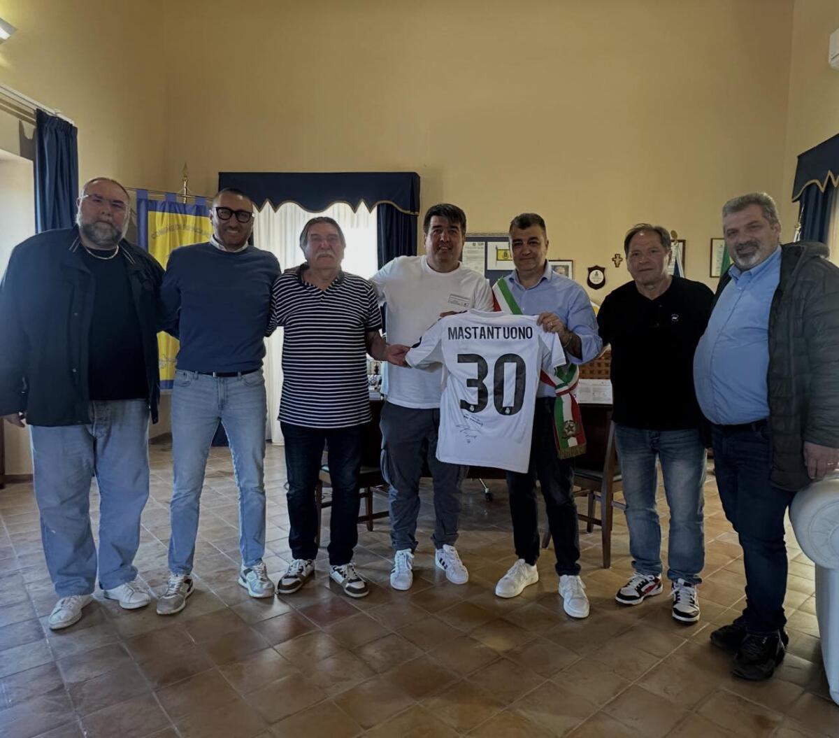 Ripacandida, il talento del Real Madrid Mastantuono dona la sua maglia per onorare le origini lucane Ripacandida, il talento del Real Madrid Mastantuono dona la sua maglia per onorare le origini lucane