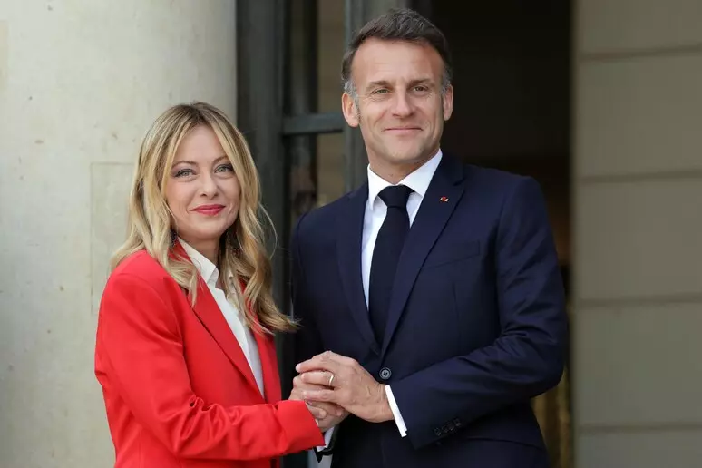 Parigi, Macron accoglie Meloni: al via il summit sullo Stretto di Hormuz all’Eliseo Parigi, Macron accoglie Meloni: al via il summit sullo Stretto di Hormuz all’Eliseo