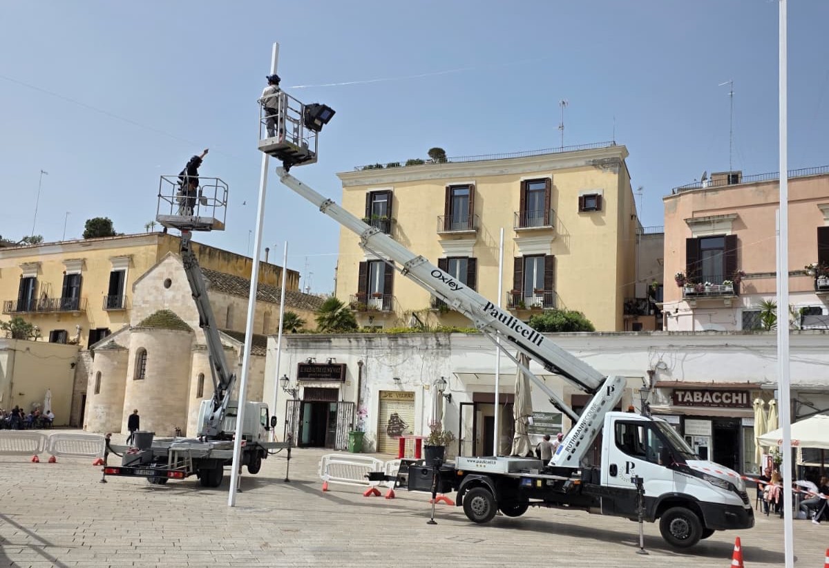 Bari, via all’allestimento delle luminarie per San Nicola: ecco come sarà accolto il Patrono in piazza del Ferrarese – FOTO Bari, via all’allestimento delle luminarie per San Nicola: ecco come sarà accolto il Patrono in piazza del Ferrarese – FOTO