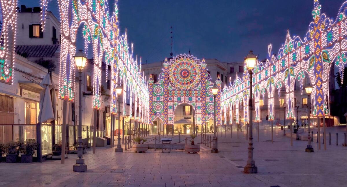 Bari, via all’allestimento delle luminarie per San Nicola: ecco come sarà accolto il Patrono in piazza del Ferrarese – FOTO Bari, via all’allestimento delle luminarie per San Nicola: ecco come sarà accolto il Patrono in piazza del Ferrarese – FOTO