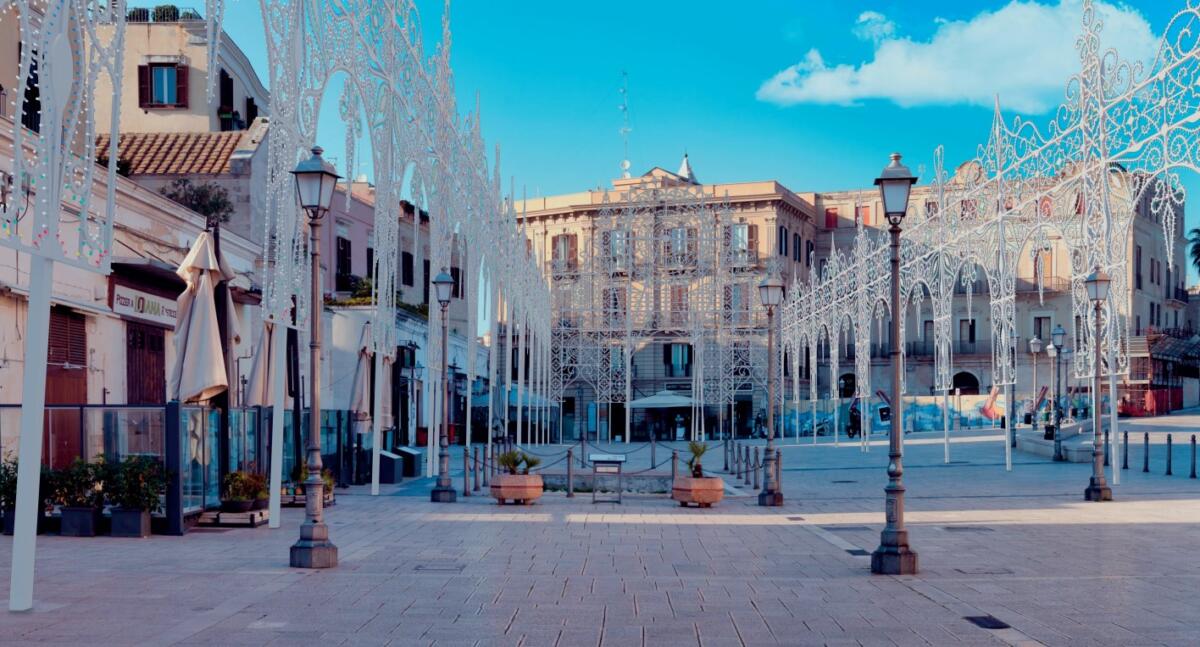 Bari, via all’allestimento delle luminarie per San Nicola: ecco come sarà accolto il Patrono in piazza del Ferrarese – FOTO Bari, via all’allestimento delle luminarie per San Nicola: ecco come sarà accolto il Patrono in piazza del Ferrarese – FOTO