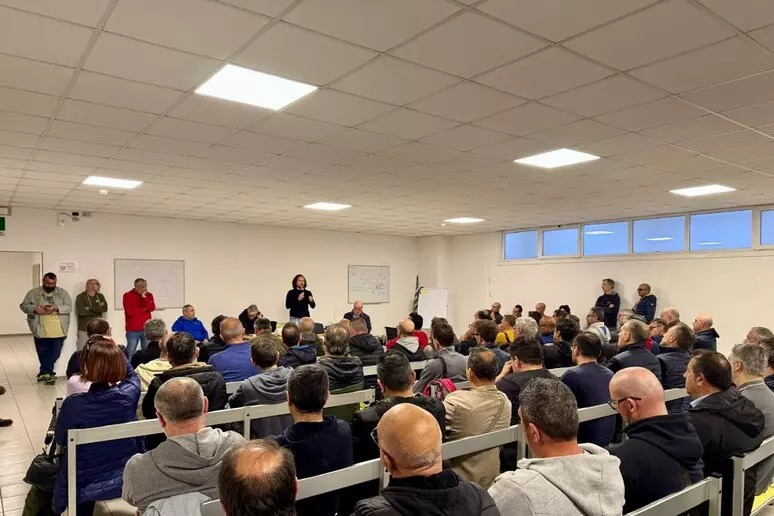 Crisi Natuzzi, clima teso negli stabilimenti: scatta l’ora delle assemblee. Sindacati pronti alla protesta Crisi Natuzzi, clima teso negli stabilimenti: scatta l’ora delle assemblee. Sindacati pronti alla protesta
