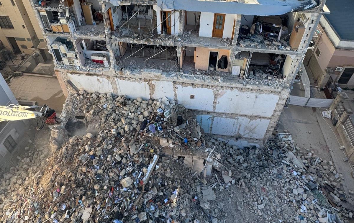 Palazzina crollata a Bari, l’esame sui pilastri dirà la verità: tecnici al lavoro per l’incidente probatorio Palazzina crollata a Bari, l’esame sui pilastri dirà la verità: tecnici al lavoro per l’incidente probatorio