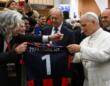 Un Papa a tinte rossoblù: a Leone XIV la maglia numero “1” del Taranto Calcio